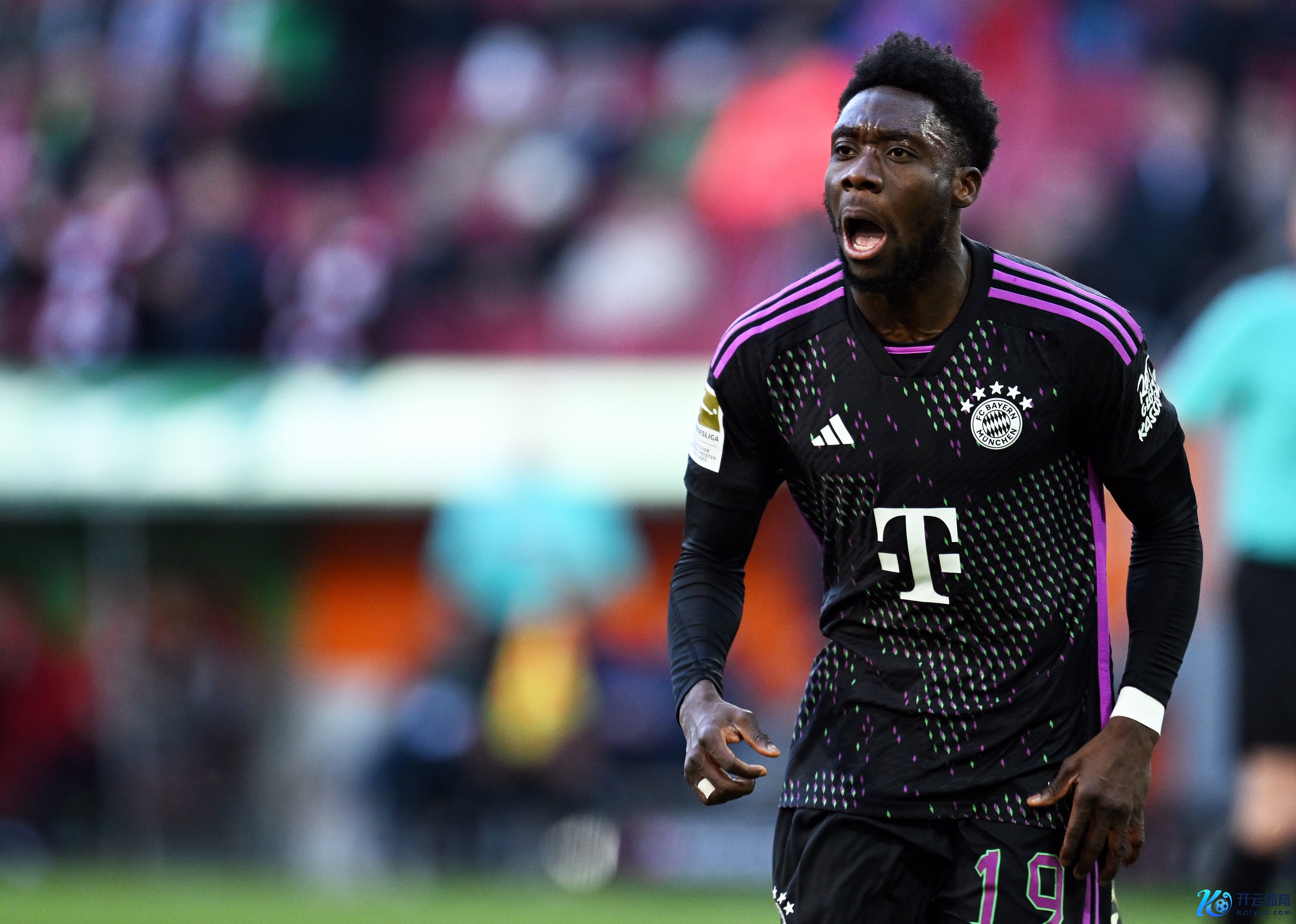 拜仁总监：对与戴维斯的续约斟酌有信心 咱们目下的打发很得当他